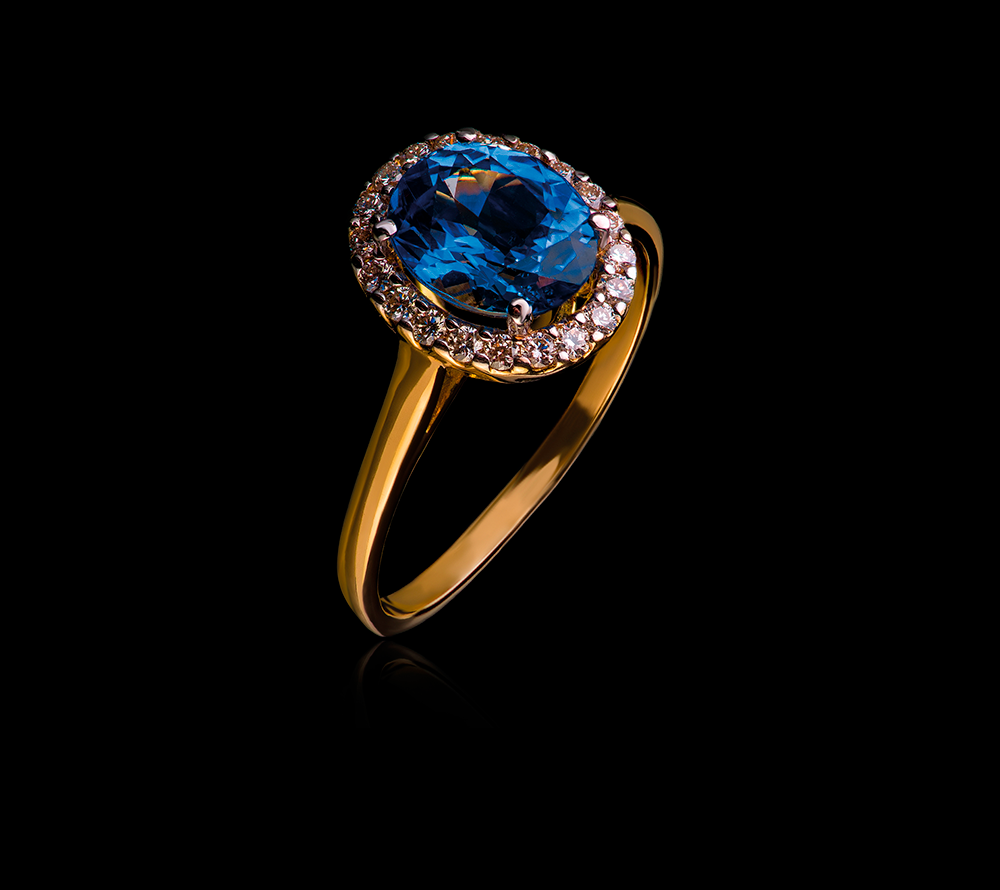 Эксклюзивное золотое кольцо  с природными: сапфиром и бриллиантами в золоте Denisov & Gems
