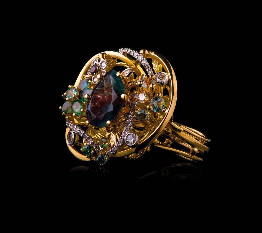 Эксклюзивное Золотое кольцо с природными александритами и бриллиантами в золоте Denisov & Gems
