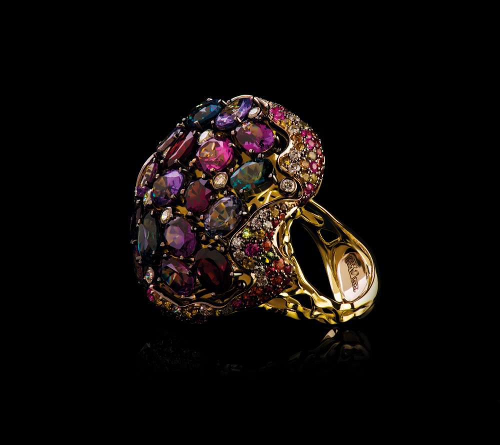 Эксклюзивное золотое кольцо с природными цветными сапфирами, шпинелью и бриллиантами в золоте Denisov & Gems
