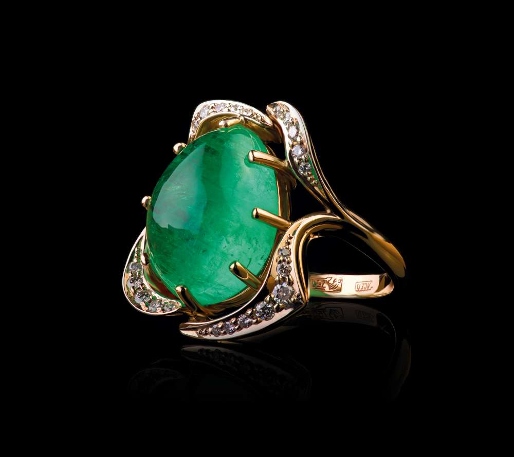 Эксклюзивное золотое кольцо с природными: изумрудом и бриллиантами в золоте Denisov & Gems
