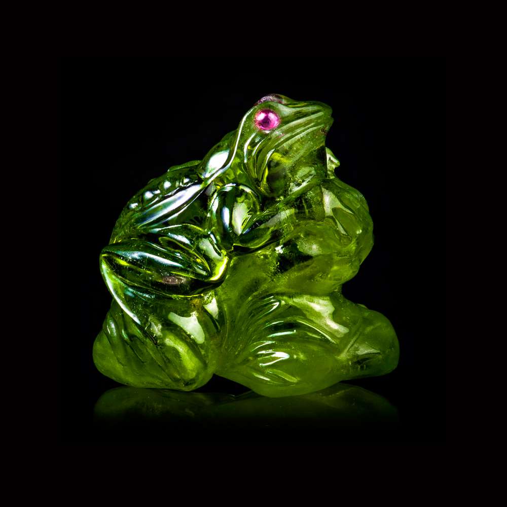 Глиптика фигурка "Лягушка" из природного хризолита Denisov & Gems

